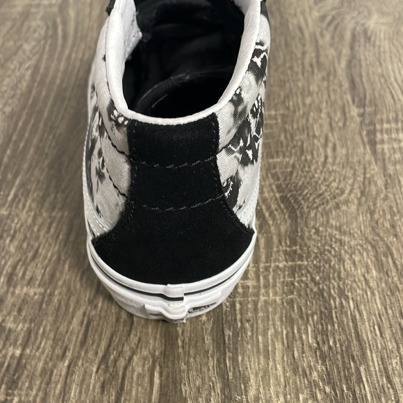 Old Skool Sueded Velcro Vans with Skulls and Crossbones Pattern - Size 5 - Picture 9 of 13